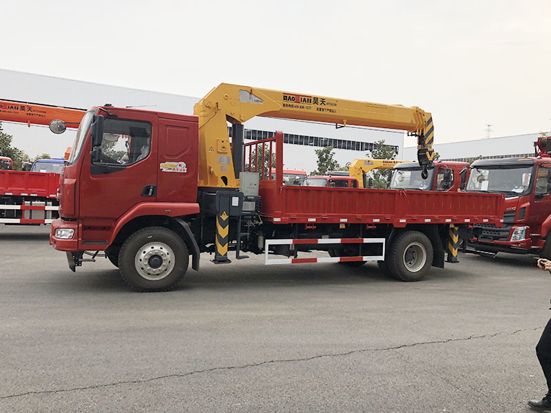 Haotian 12 tons four-section arm truck crane