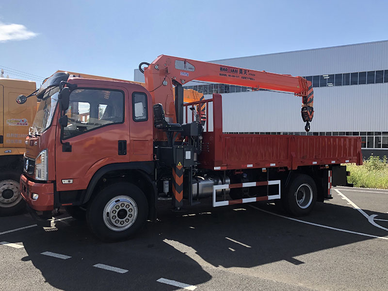 Haotian 8 tons four-section arm truck crane