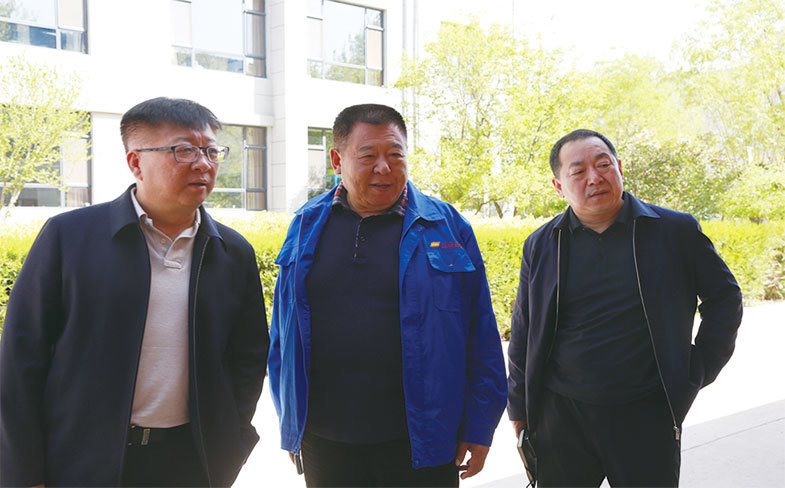 包钢集团公司总经理李晓(左一)就进一步深化战略合作,加强优势对接,打造新的战略合作关系来我公司参观调研。 包钢集团公司总经理李晓(左一)就进一步深化战略合作,加强优势对接,打造新的战略合作关系来我公司参观调研。