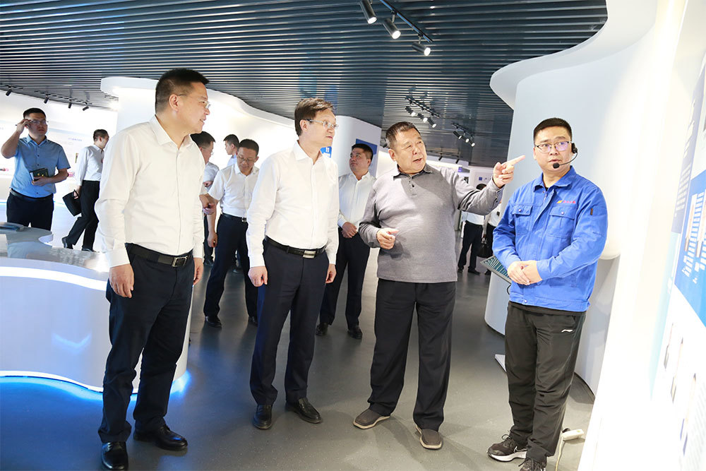 延安市委副书记、市长严汉平(左一),陕西省委科技工委书记、省科技厅长姜建春来公司检查科技创新工作。 延安市委副书记、市长严汉平(左一),陕西省委科技工委书记、省科技厅长姜建春来公司检查科技创新工作。