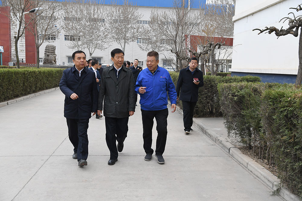 陕西省省长赵刚来公司调研科技研发情况,董事长陪同介绍。 陕西省省长赵刚来公司调研科技研发情况,董事长陪同介绍。