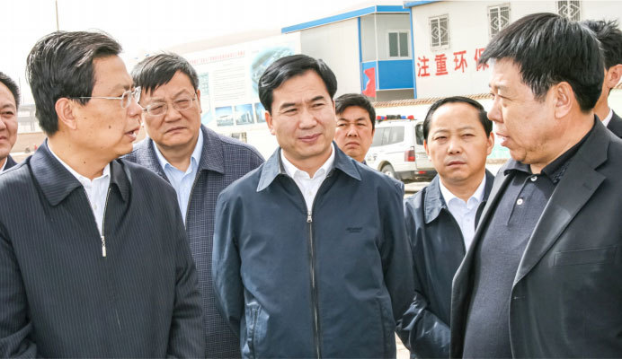 中央政治局常委、全国人大常委会委员长,时任陕西省委书记赵乐际(左一)。中央政治局常委、中央纪律检查委员会书记,时任陕西省委常委、延安市委书记李希(左二),来公司检查、指导工作。 中央政治局常委、全国人大常委会委员长,时任陕西省委书记赵乐际(左一)。中央政治局常委、中央纪律检查委员会书记,时任陕西省委常委、延安市委书记李希(左二),来公司检查、指导工作。