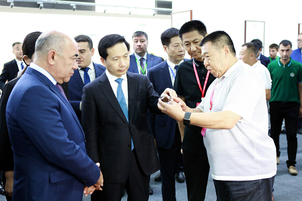 2023年9月3日,陕西省委书记赵一德(左二)带领省内相关企业负责人,在乌兹别克斯坦举办了2023年“一带一路”陕西特色商品展览会,并与该国塔什干州长米尔扎耶夫(左一)一起了解嘉盛公司的产品,董事长苏忠贵(右一)现场作了介绍。 2023年9月3日,陕西省委书记赵一德(左二)带领省内相关企业负责人,在乌兹别克斯坦举办了2023年“一带一路”陕西特色商品展览会,并与该国塔什干州长米尔扎耶夫(左一)一起了解嘉盛公司的产品,董事长苏忠贵(右一)现场作了介绍。