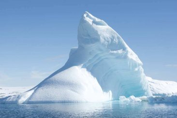 450個の氷山が大西洋の航行を妨害