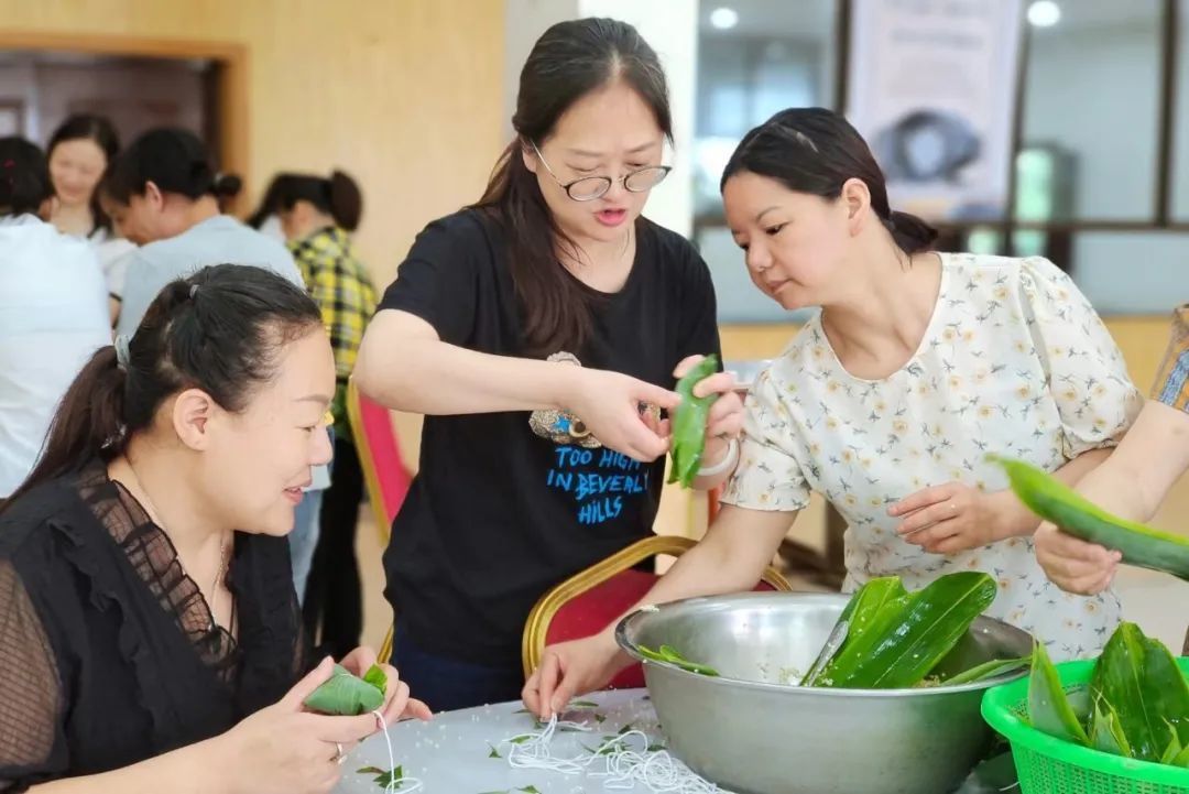 草珊瑚集团举办“品味端午，与爱同行”包粽子大赛