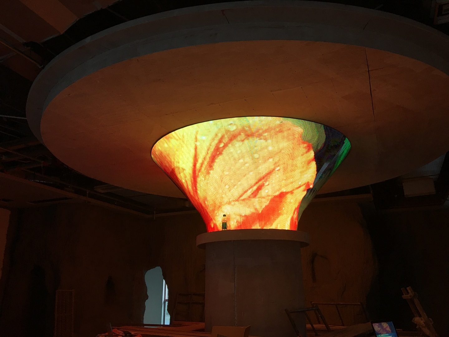 P5 indoor 11sqm trumpet shape column LED display