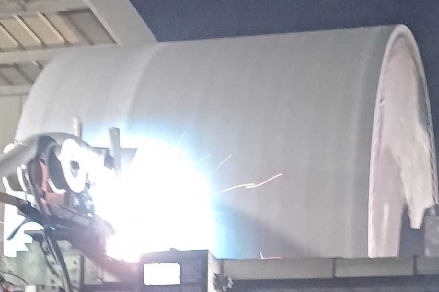 造紙行業(yè)烘缸超音速電弧噴涂進行中