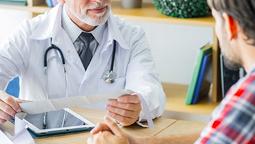Ophthalmologists' views on the genetics of age-related macular degeneration