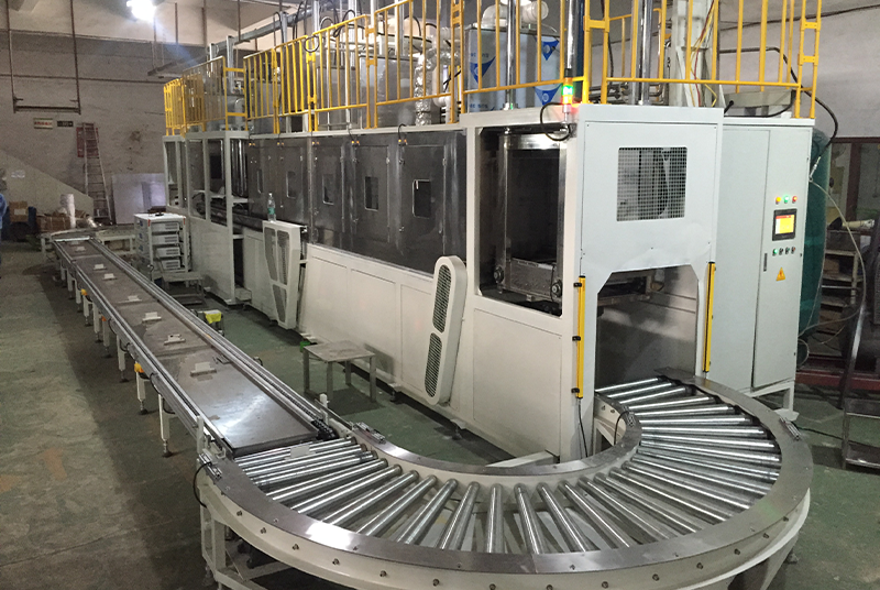 Fully automatic plane-through spray cleaning machine
