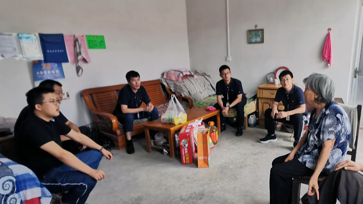 “结对帮扶”暖人心  党员群众一家亲 ——木基党支部开展难题群众帮扶活动_星欧娱乐-高端门窗,户外木制品