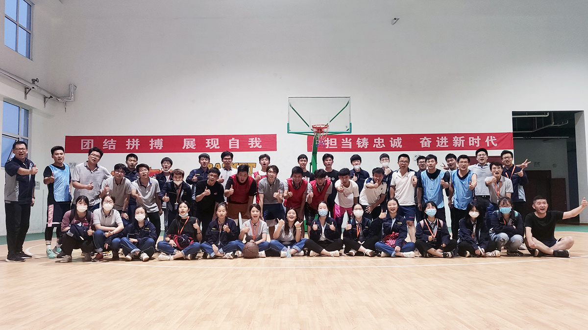 武汉纺织大学N1N实训学生与星欧娱乐木基教官团队举行篮球友谊赛_星欧娱乐-高端门窗,户外木制品