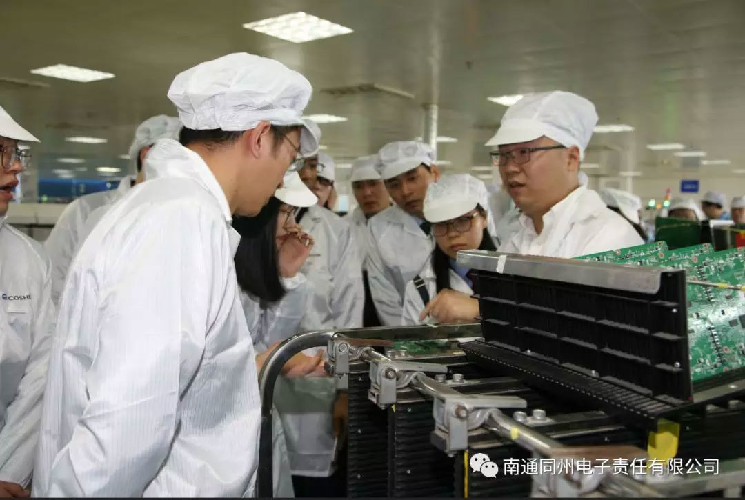 During the on-site exchange session of visiting Tongzhou Electronics factory and production workshop, Huang Junkang, chairman of the Municipal Youth Federation, and Shen Qibo, general manager of Jiangsu Yinzhou Real Estate Group, secretary-general of the Municipal Youth Chamber of Commerce, delivered speeches respectively. Yan Baiqiang, general manager of Nantong Bairun Catering, and executive deputy of Nantong Tongzhou Electronics President Zhu Jun and other 10 entrepreneur representatives shared their entrepreneurial experience and insights. Representatives from both sides actively interacted and communicated on topics such as youth growth and entrepreneurship. The atmosphere was warm, with warm applause and knowing laughter.  Huang Junkang, Chairman of the Urban Council Youth Federation