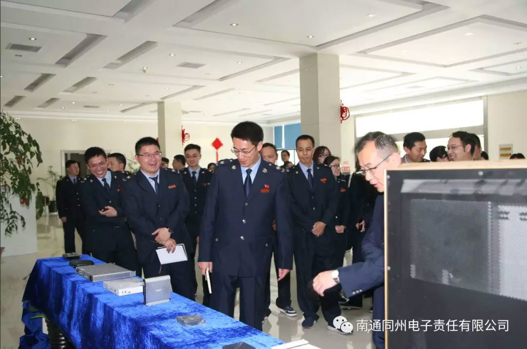 During the on-site exchange session of visiting Tongzhou Electronics factory and production workshop, Huang Junkang, chairman of the Municipal Youth Federation, and Shen Qibo, general manager of Jiangsu Yinzhou Real Estate Group, secretary-general of the Municipal Youth Chamber of Commerce, delivered speeches respectively. Yan Baiqiang, general manager of Nantong Bairun Catering, and executive deputy of Nantong Tongzhou Electronics President Zhu Jun and other 10 entrepreneur representatives shared their entrepreneurial experience and insights. Representatives from both sides actively interacted and communicated on topics such as youth growth and entrepreneurship. The atmosphere was warm, with warm applause and knowing laughter.  Huang Junkang, Chairman of the Urban Council Youth Federation