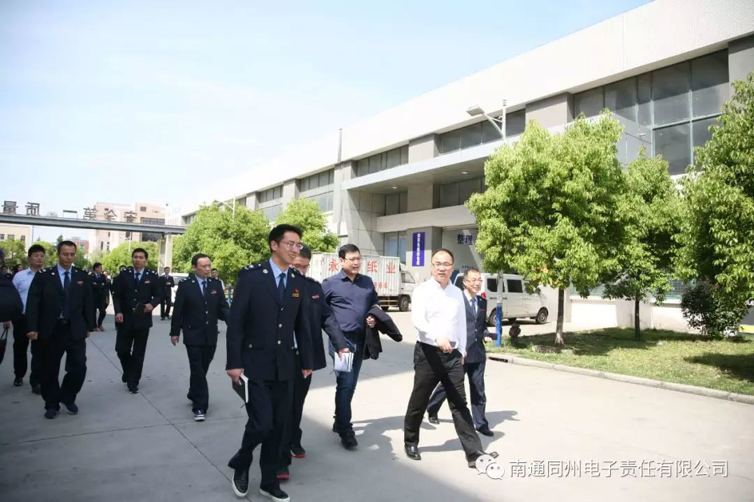 During the on-site exchange session of visiting Tongzhou Electronics factory and production workshop, Huang Junkang, chairman of the Municipal Youth Federation, and Shen Qibo, general manager of Jiangsu Yinzhou Real Estate Group, secretary-general of the Municipal Youth Chamber of Commerce, delivered speeches respectively. Yan Baiqiang, general manager of Nantong Bairun Catering, and executive deputy of Nantong Tongzhou Electronics President Zhu Jun and other 10 entrepreneur representatives shared their entrepreneurial experience and insights. Representatives from both sides actively interacted and communicated on topics such as youth growth and entrepreneurship. The atmosphere was warm, with warm applause and knowing laughter.  Huang Junkang, Chairman of the Urban Council Youth Federation