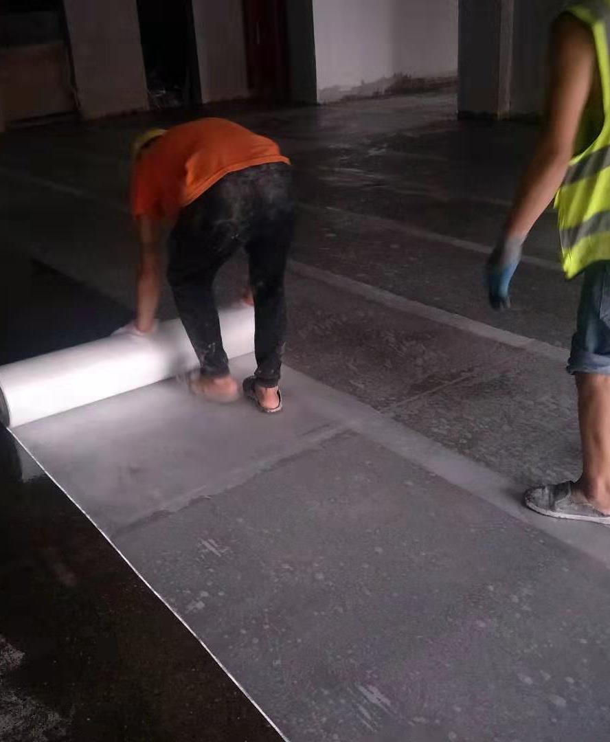 Laying anticrack fabric layer