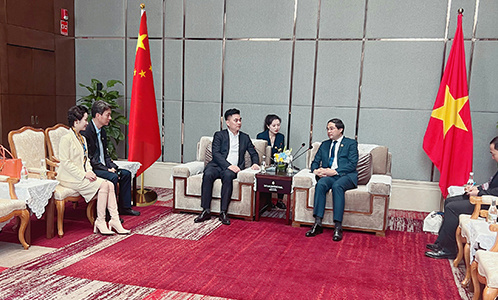 巡鹰集团董事长褚兵与越南老街省人民委员会主席郑春长友好会谈